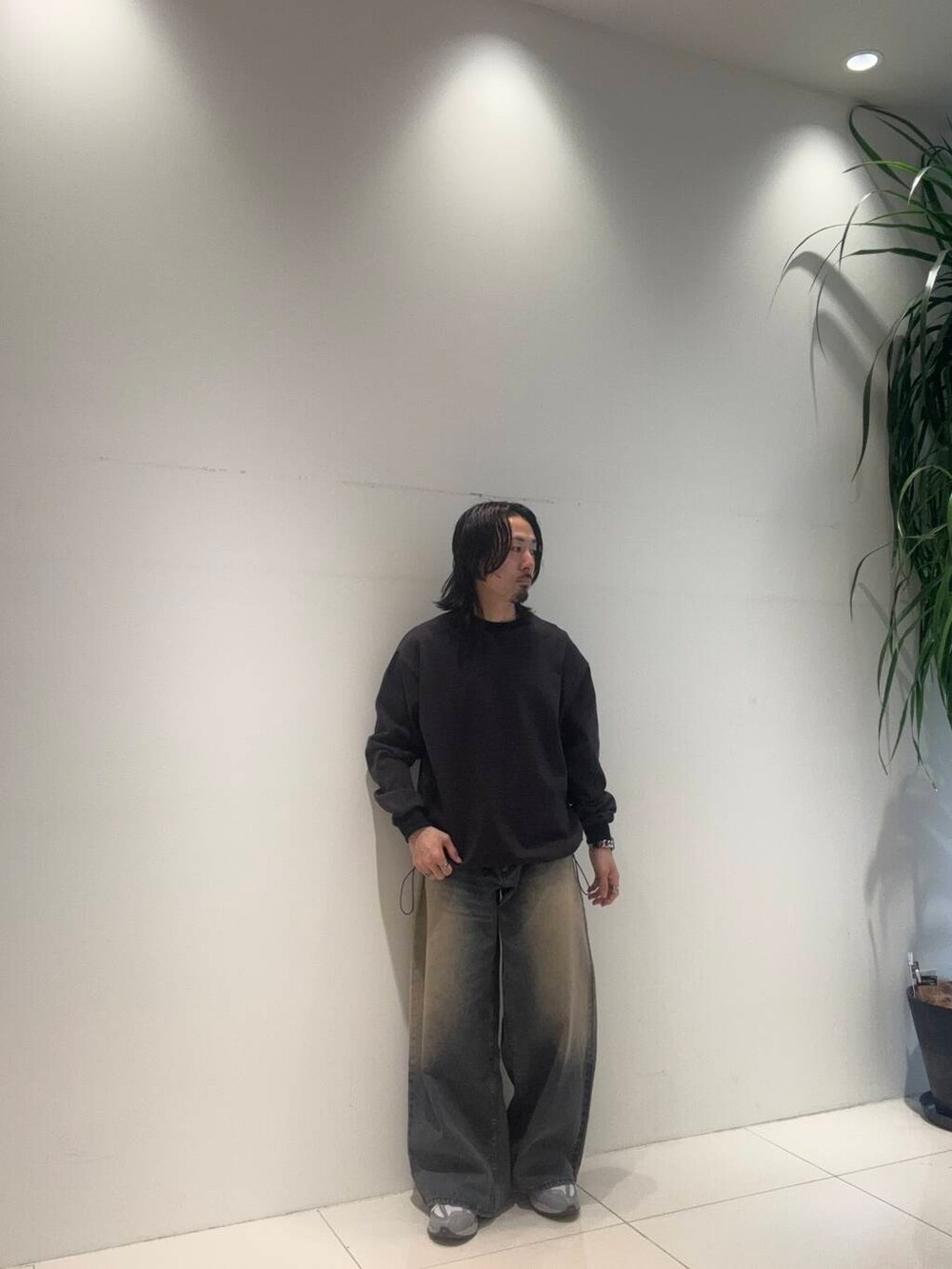 ブルー系のデニムパンツ、ブラウン系のTシャツ/カットソーを着用したメンズの春コーディネートの3枚目の写真