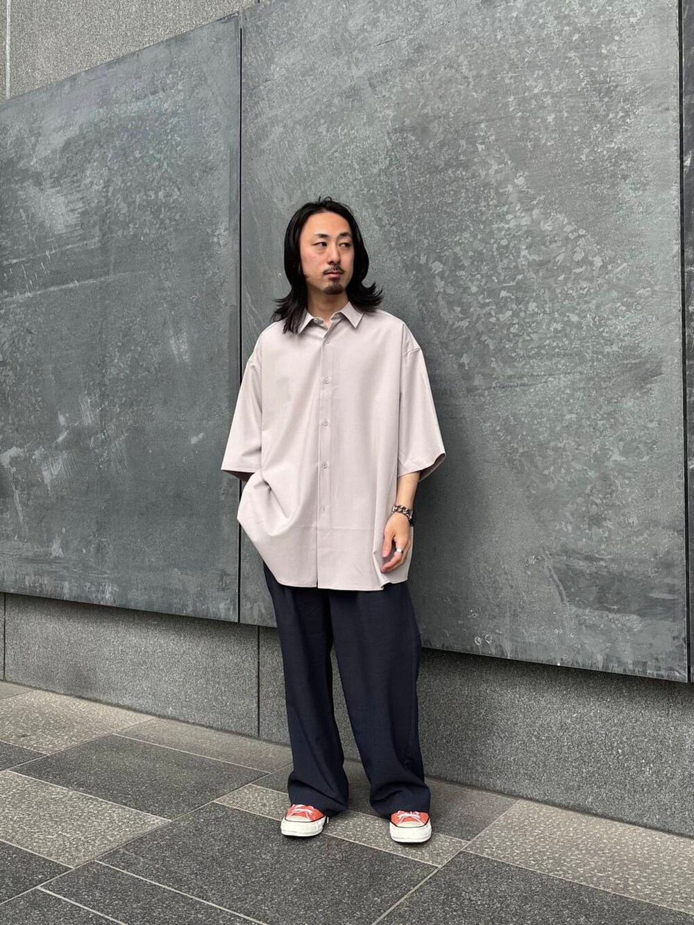 ブラック系のその他パンツ、ベージュ系のシャツ/ブラウスを着用したメンズの春コーディネートの2枚目の写真