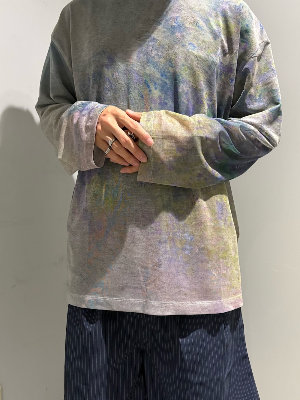 ブルー系のその他パンツ、ピンク系のTシャツ/カットソーを着用したメンズの夏コーディネートの2枚目の写真