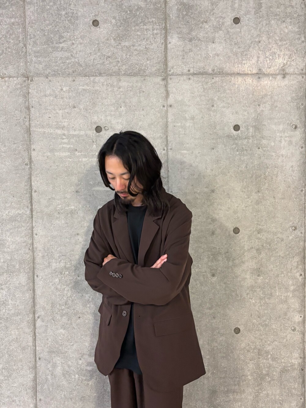 ブラウン系のその他アウター、ブラウン系のその他パンツを着用したメンズの秋コーディネートの4枚目の写真