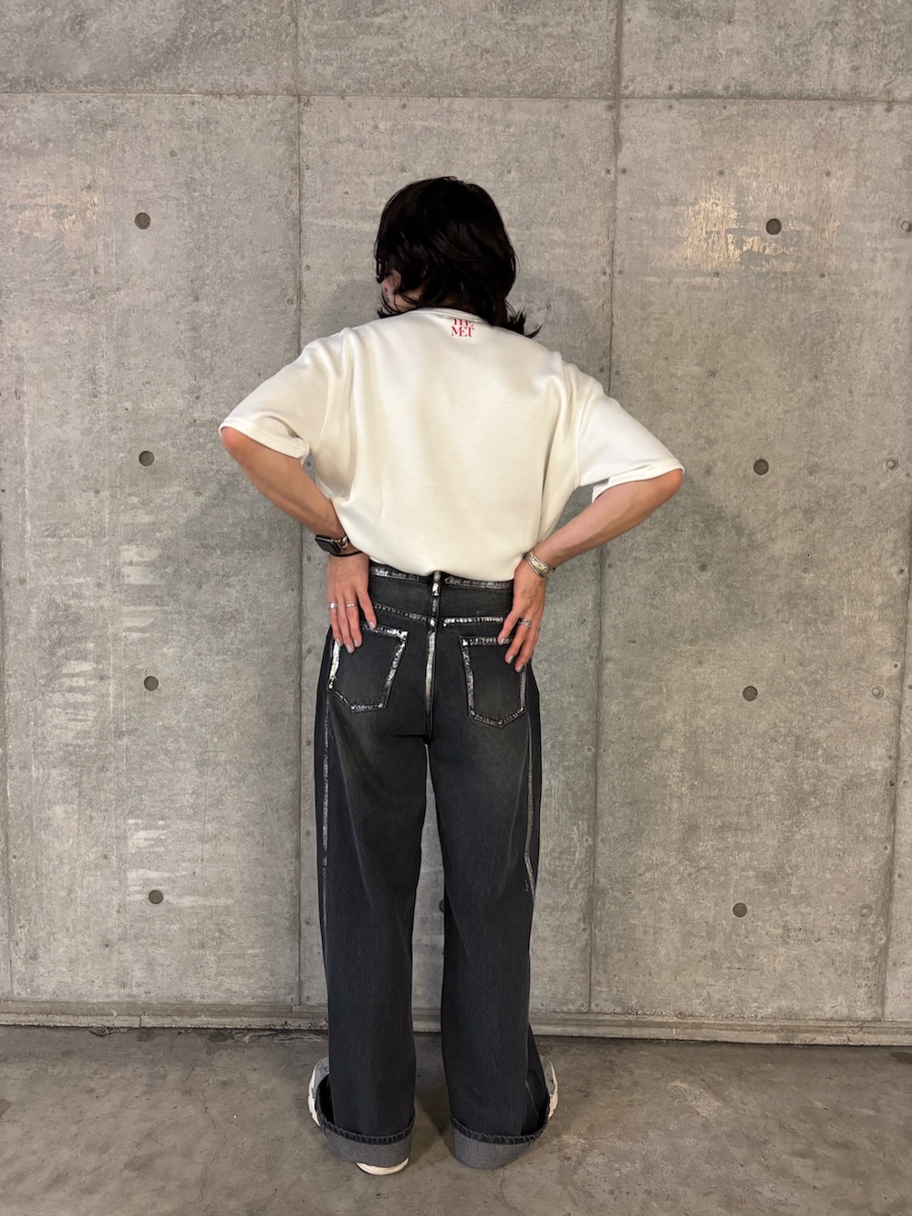 ホワイト系のTシャツ/カットソー、ブラック系のデニムパンツを着用したメンズの秋コーディネートの4枚目の写真