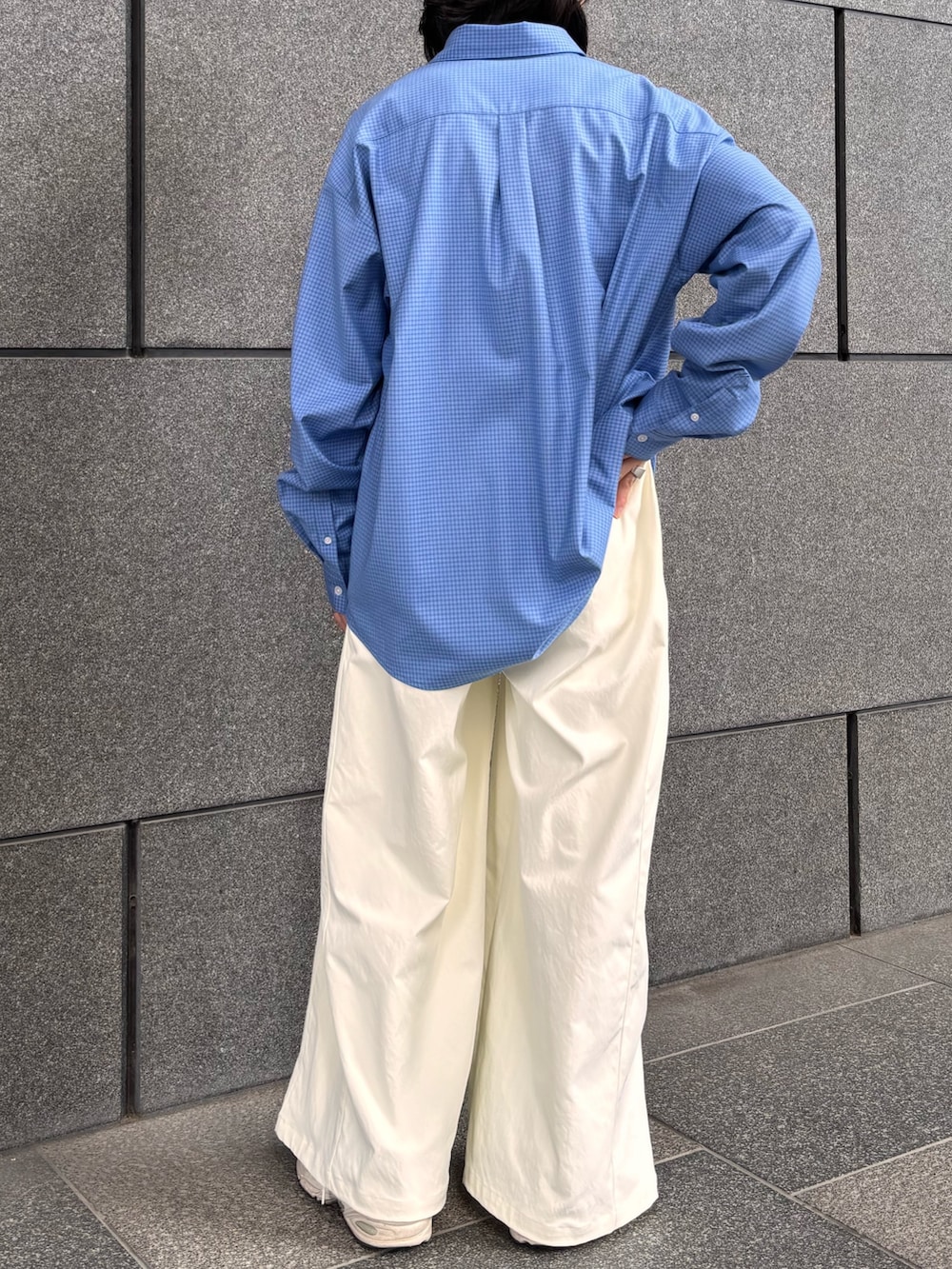 ブルー系のシャツ/ブラウス、ホワイト系のその他パンツを着用したメンズの春コーディネートの3枚目の写真