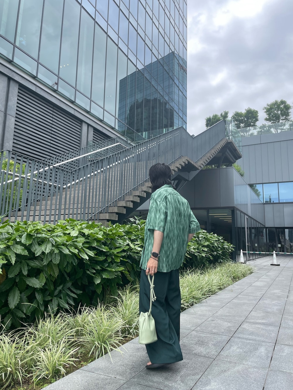 その他のシャツ/ブラウス、グリーン系のその他パンツを着用したメンズの夏コーディネートの2枚目の写真