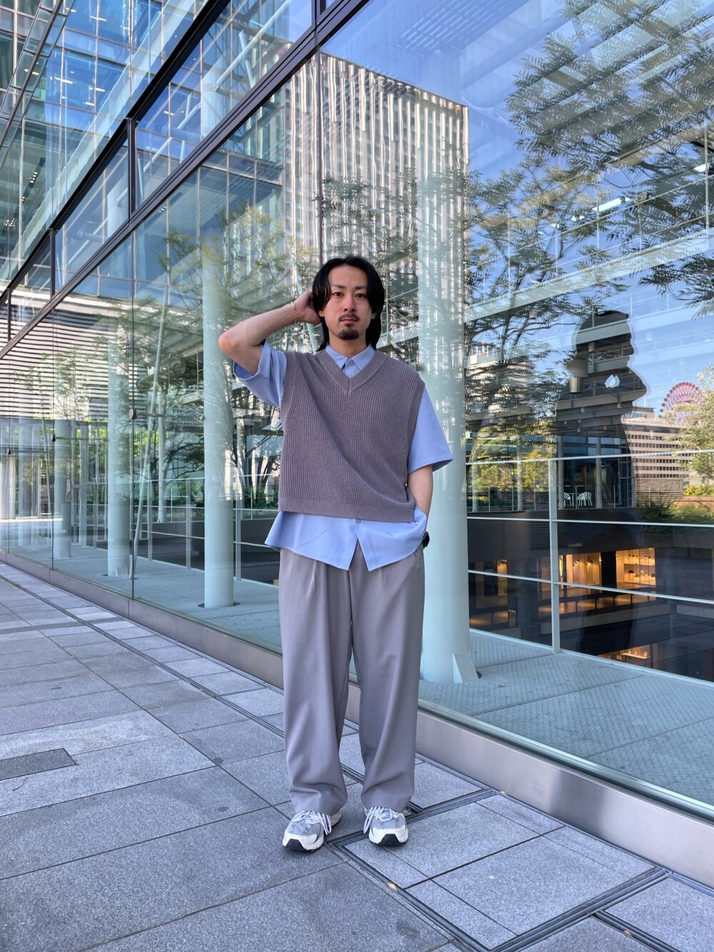 グレー系のスラックス、ブルー系のシャツ/ブラウス、グレー系のベストを着用したメンズの夏コーディネートの2枚目の写真