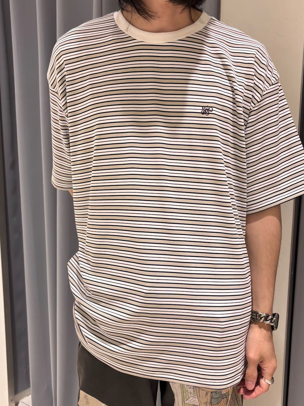 グレー系のその他パンツ、ホワイト系のTシャツ/カットソーを着用したメンズの夏コーディネートの2枚目の写真