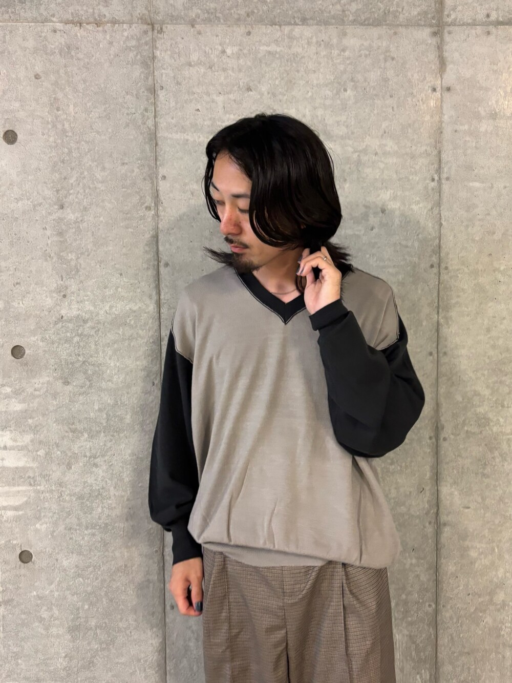 グレー系のニット/セーター、ブラウン系のその他パンツを着用したメンズの秋コーディネートの2枚目の写真