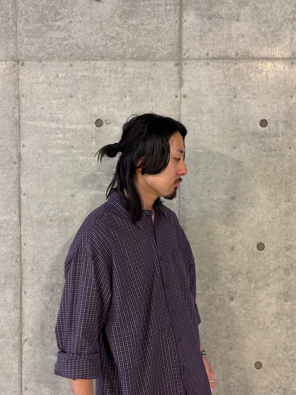 パープル系のシャツ/ブラウス、ブラック系のその他パンツを着用したメンズの秋コーディネートの3枚目の写真