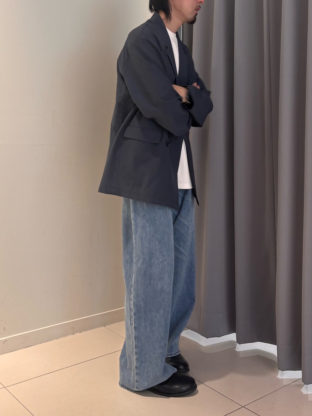 ブルー系のその他アウター、ブルー系のその他パンツを着用したメンズの春コーディネートの3枚目の写真