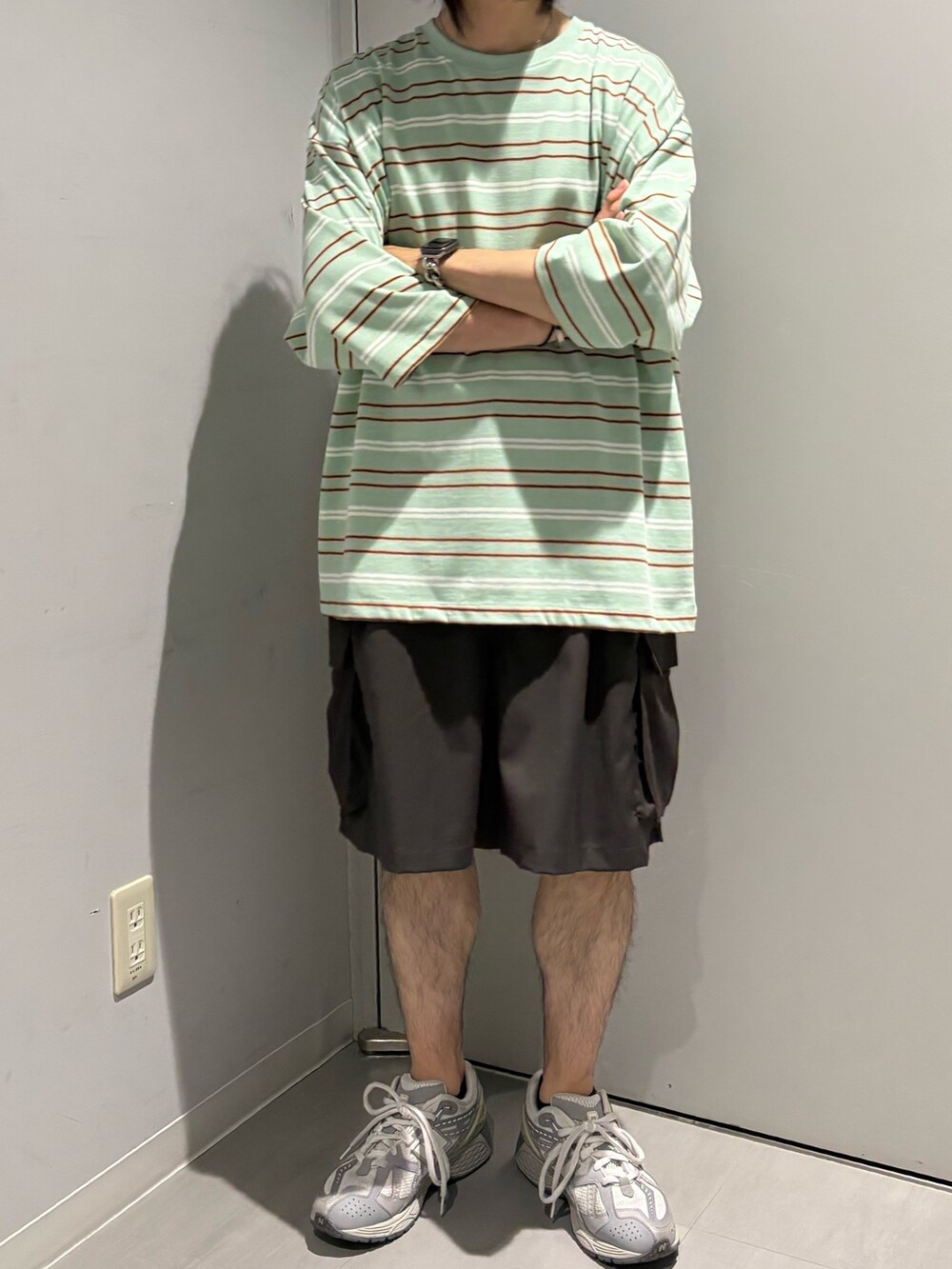 グレー系のその他パンツ、グリーン系のTシャツ/カットソーを着用したメンズの夏コーディネートの4枚目の写真