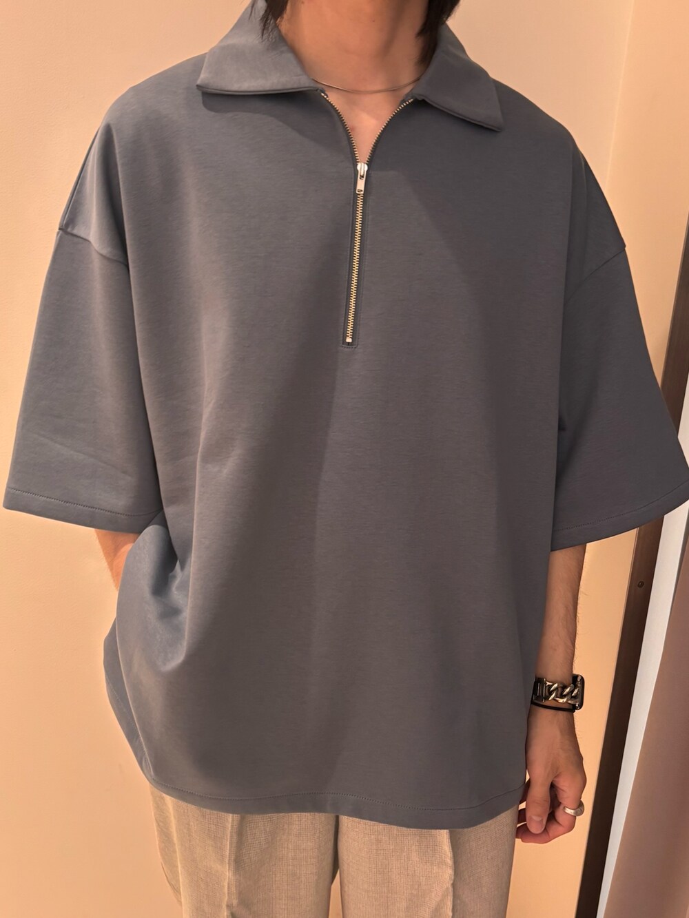 ブルー系のTシャツ/カットソー、グレー系のその他パンツを着用したメンズの夏コーディネートの4枚目の写真