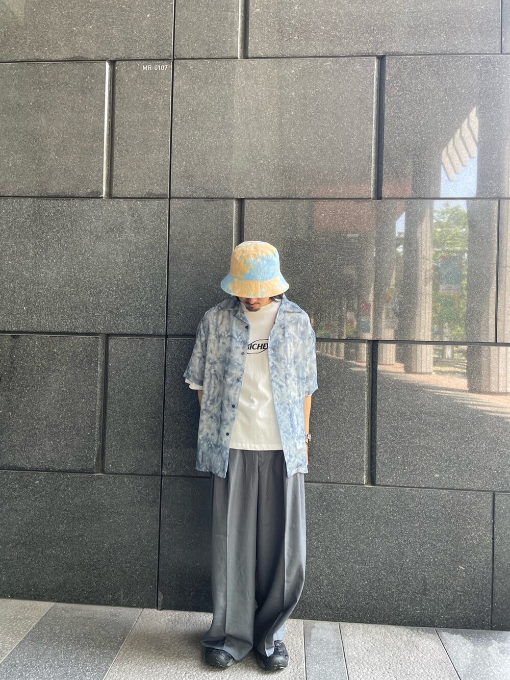 グレー系のその他パンツ、ホワイト系のTシャツ/カットソー、ブルー系のシャツ/ブラウスを着用したメンズの夏コーディネートの2枚目の写真