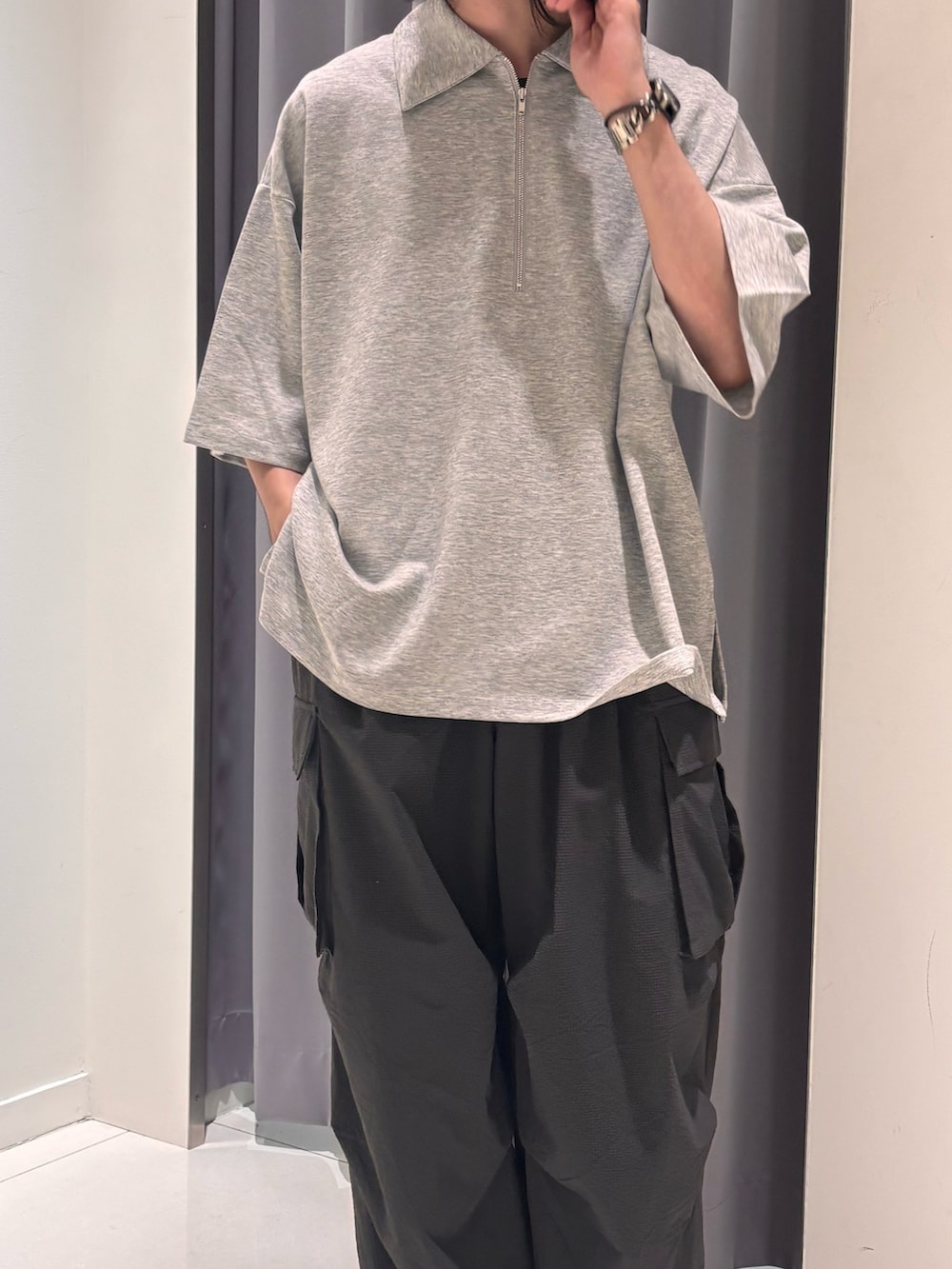 グレー系のその他パンツ、グレー系のTシャツ/カットソーを着用したメンズの夏コーディネートの4枚目の写真