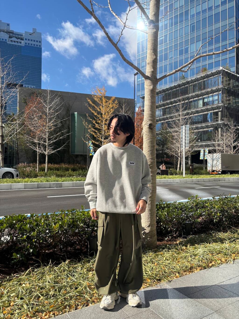 グレー系のスウェット、グリーン系のその他パンツを着用したメンズの冬コーディネートの2枚目の写真