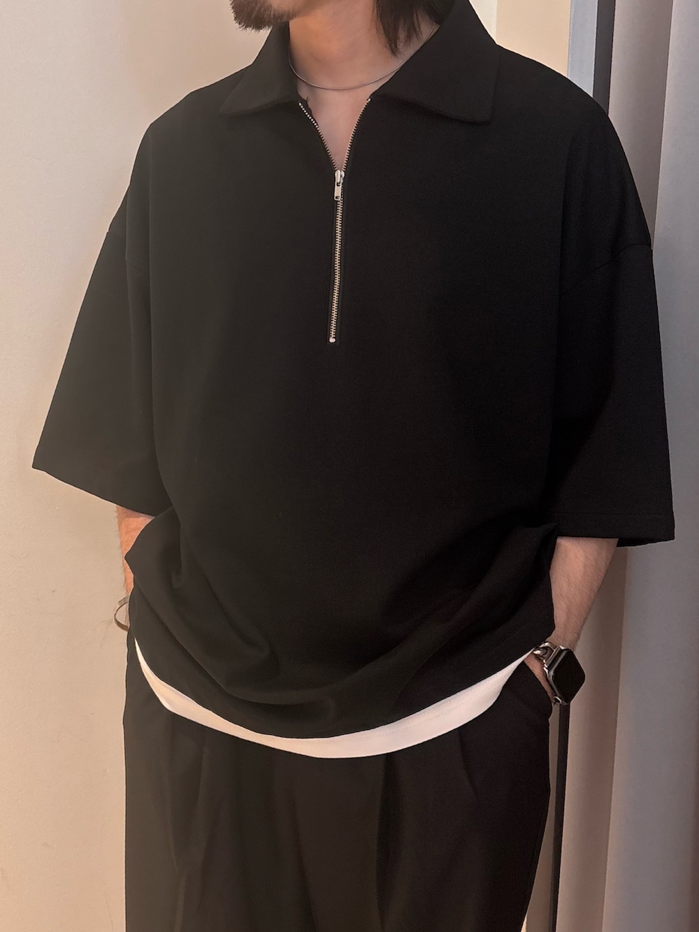 ブラック系のその他パンツ、ブラック系のTシャツ/カットソー、ホワイト系のタンクトップを着用したメンズの夏コーディネートの2枚目の写真