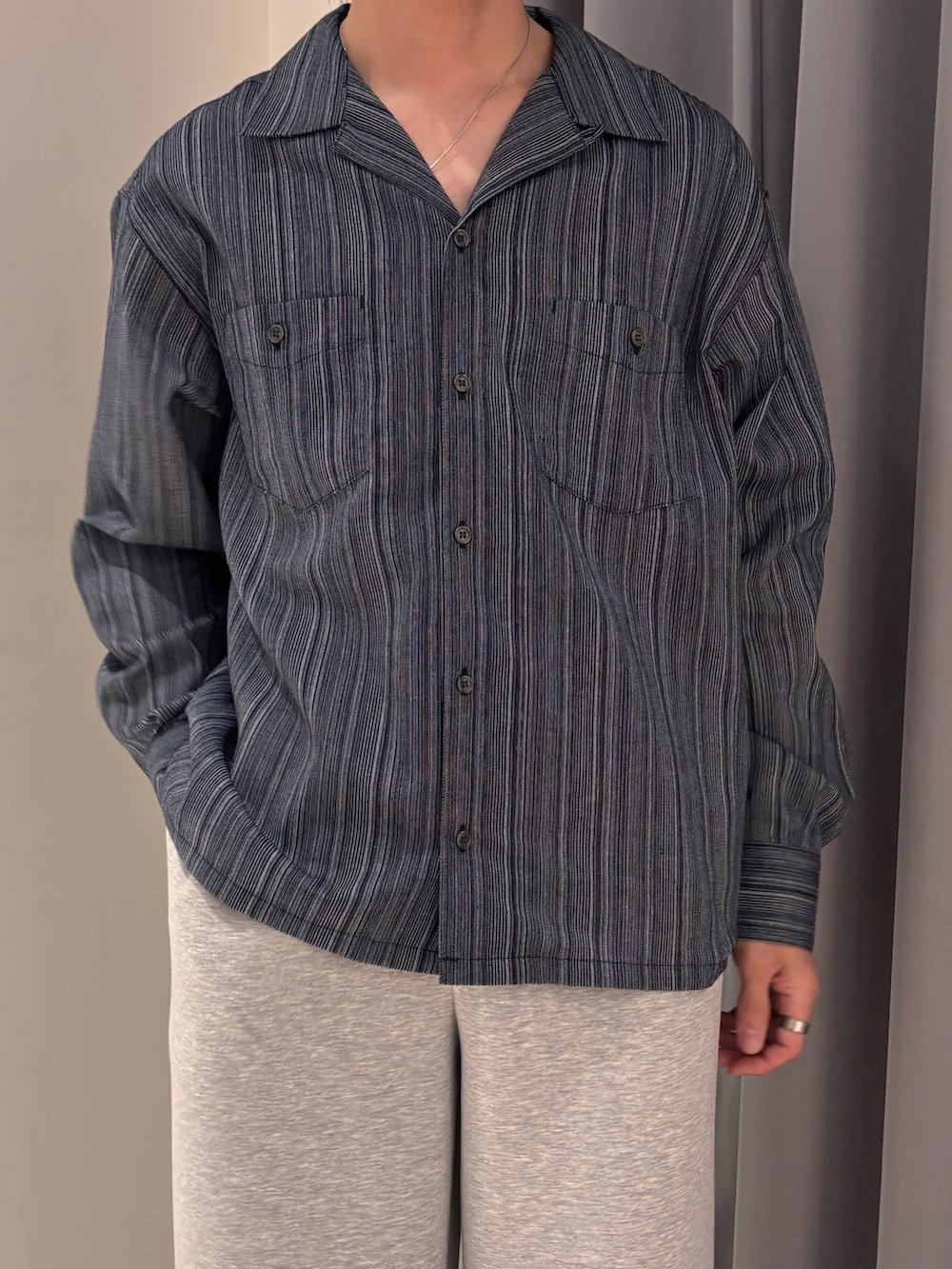 ブルー系のシャツ/ブラウス、グレー系のその他パンツを着用したメンズの春コーディネートの2枚目の写真