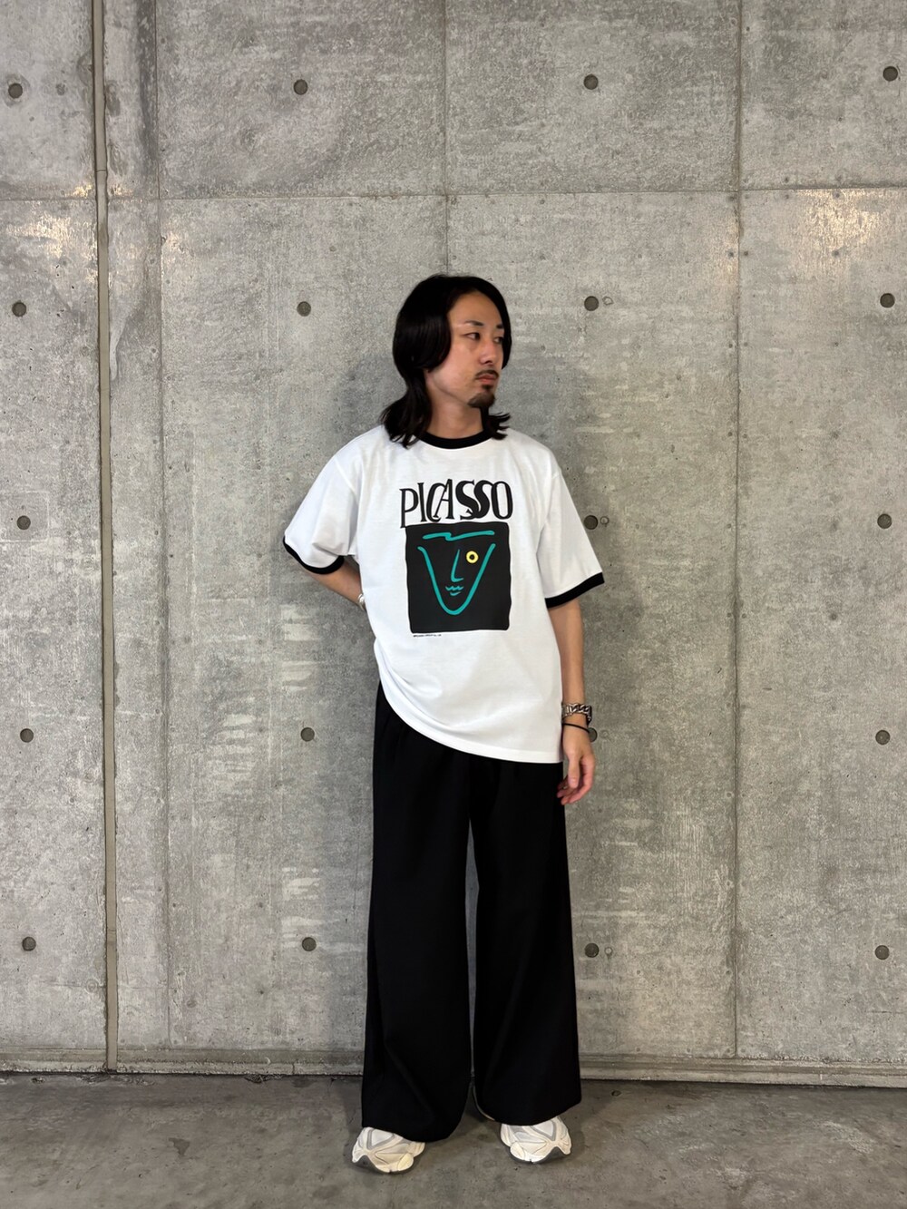 ホワイト系のTシャツ/カットソー、ブラック系のその他パンツを着用したメンズの秋コーディネートの2枚目の写真