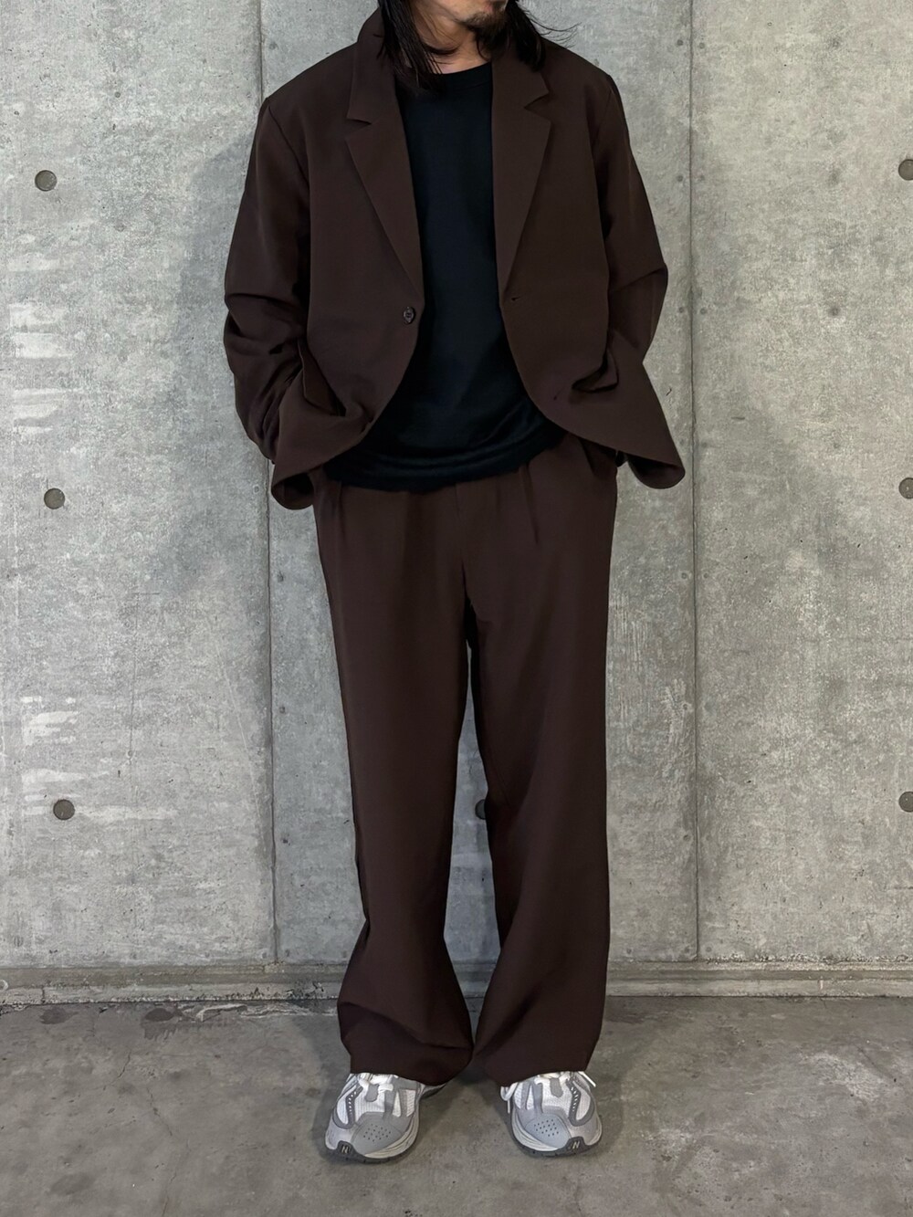 ブラウン系のその他アウター、ブラウン系のその他パンツを着用したメンズの秋コーディネートの2枚目の写真