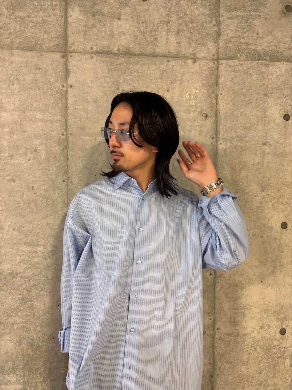 ブラック系のその他パンツ、ブルー系のシャツ/ブラウスを着用したメンズの夏コーディネートの4枚目の写真