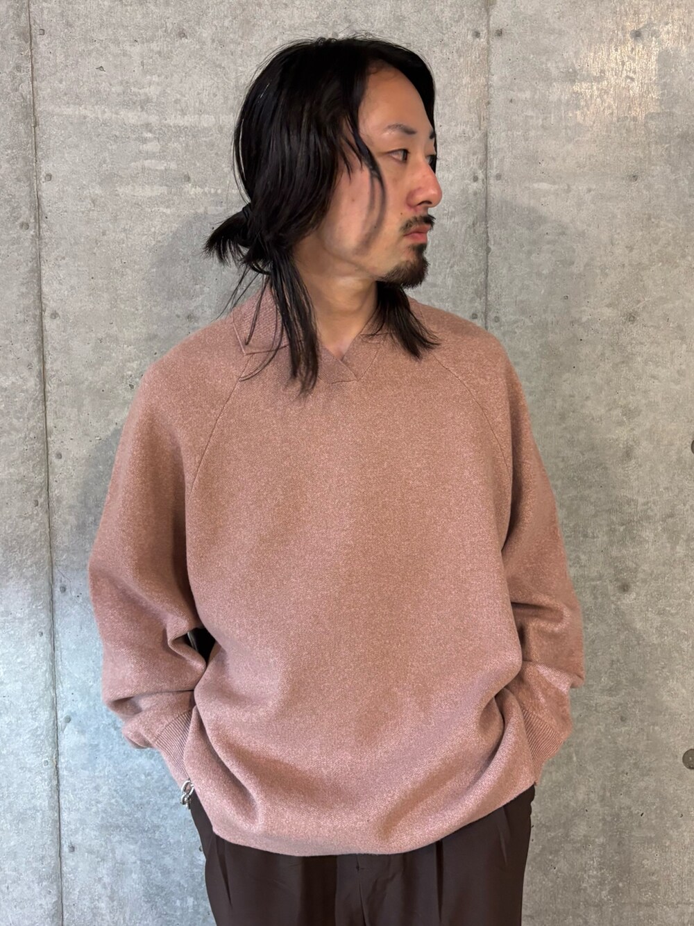 ピンク系のニット/セーター、ブラウン系のその他パンツを着用したメンズの秋コーディネートの4枚目の写真