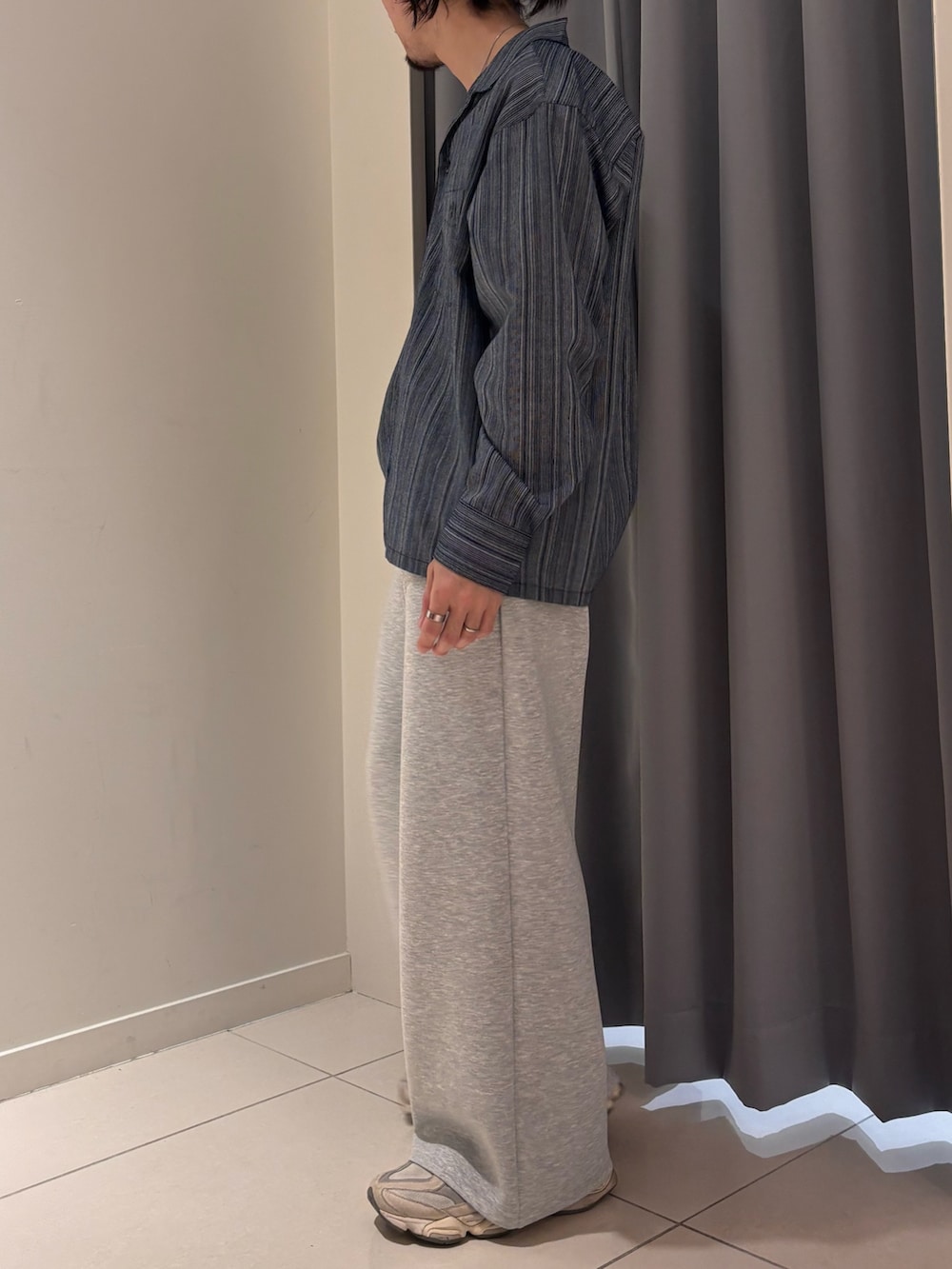 ブルー系のシャツ/ブラウス、グレー系のその他パンツを着用したメンズの春コーディネートの4枚目の写真