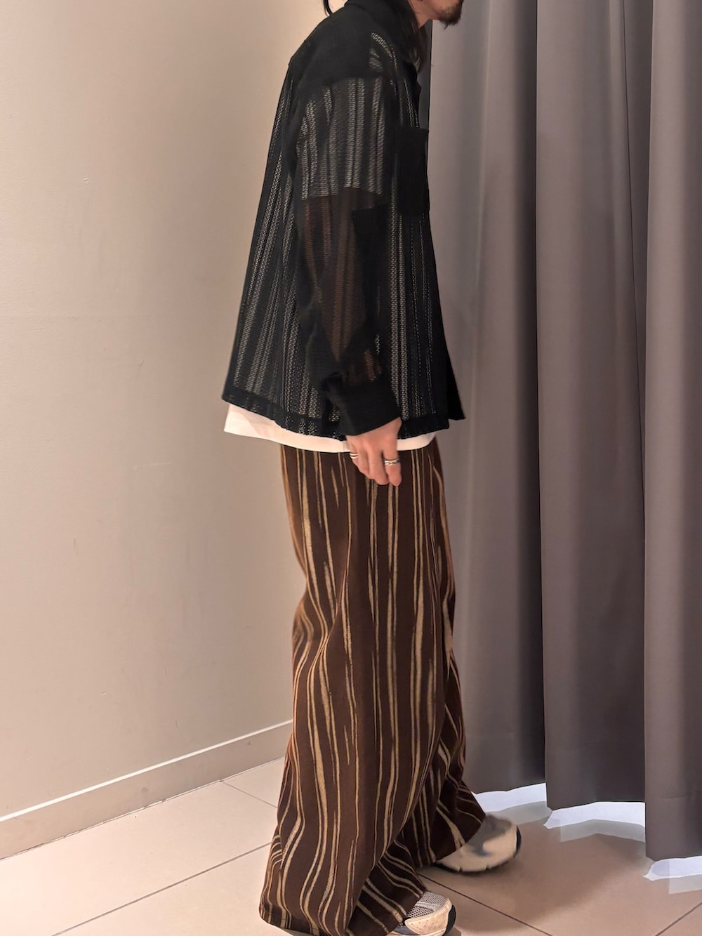 ブラック系のシャツ/ブラウス、ブラウン系のデニムパンツを着用したメンズの春コーディネートの4枚目の写真