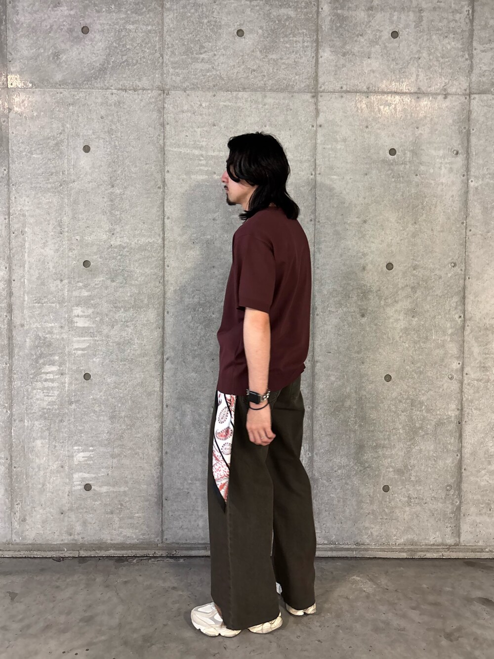 ブラウン系のニット/セーター、ブラウン系のデニムパンツを着用したメンズの秋コーディネートの2枚目の写真