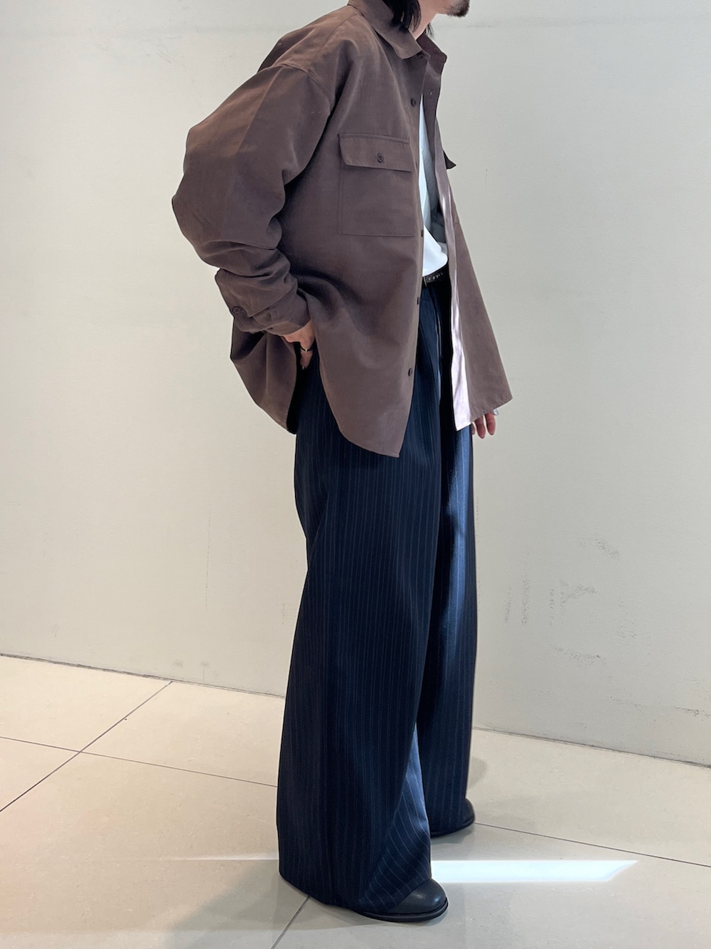 ブルー系のその他パンツ、ブラウン系のシャツ/ブラウスを着用したメンズの冬コーディネートの4枚目の写真