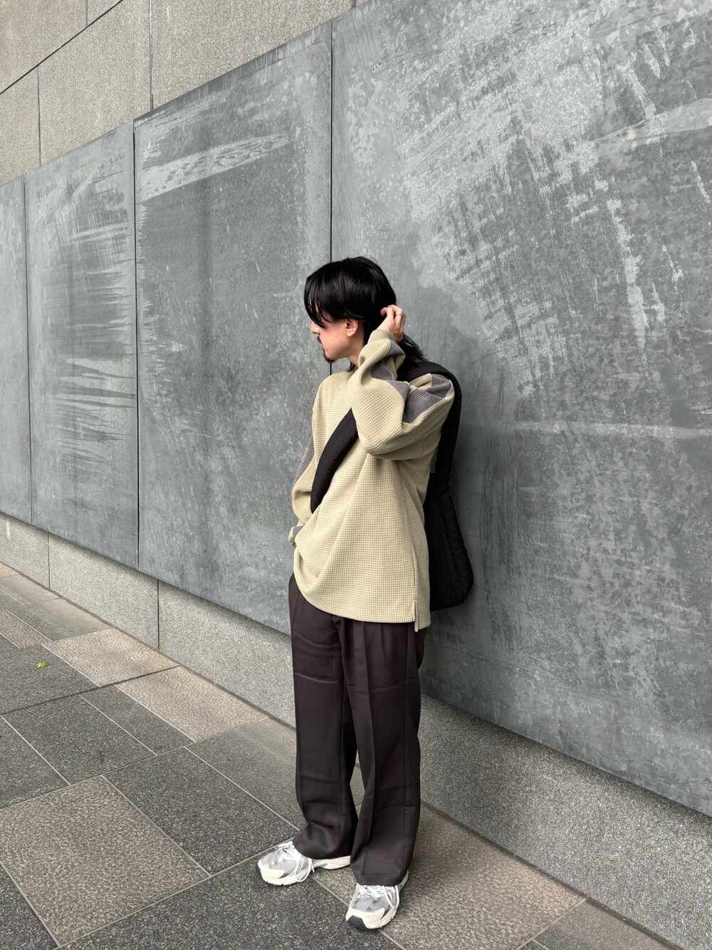 グリーン系のTシャツ/カットソー、グレー系のその他パンツを着用したメンズの秋コーディネートの2枚目の写真