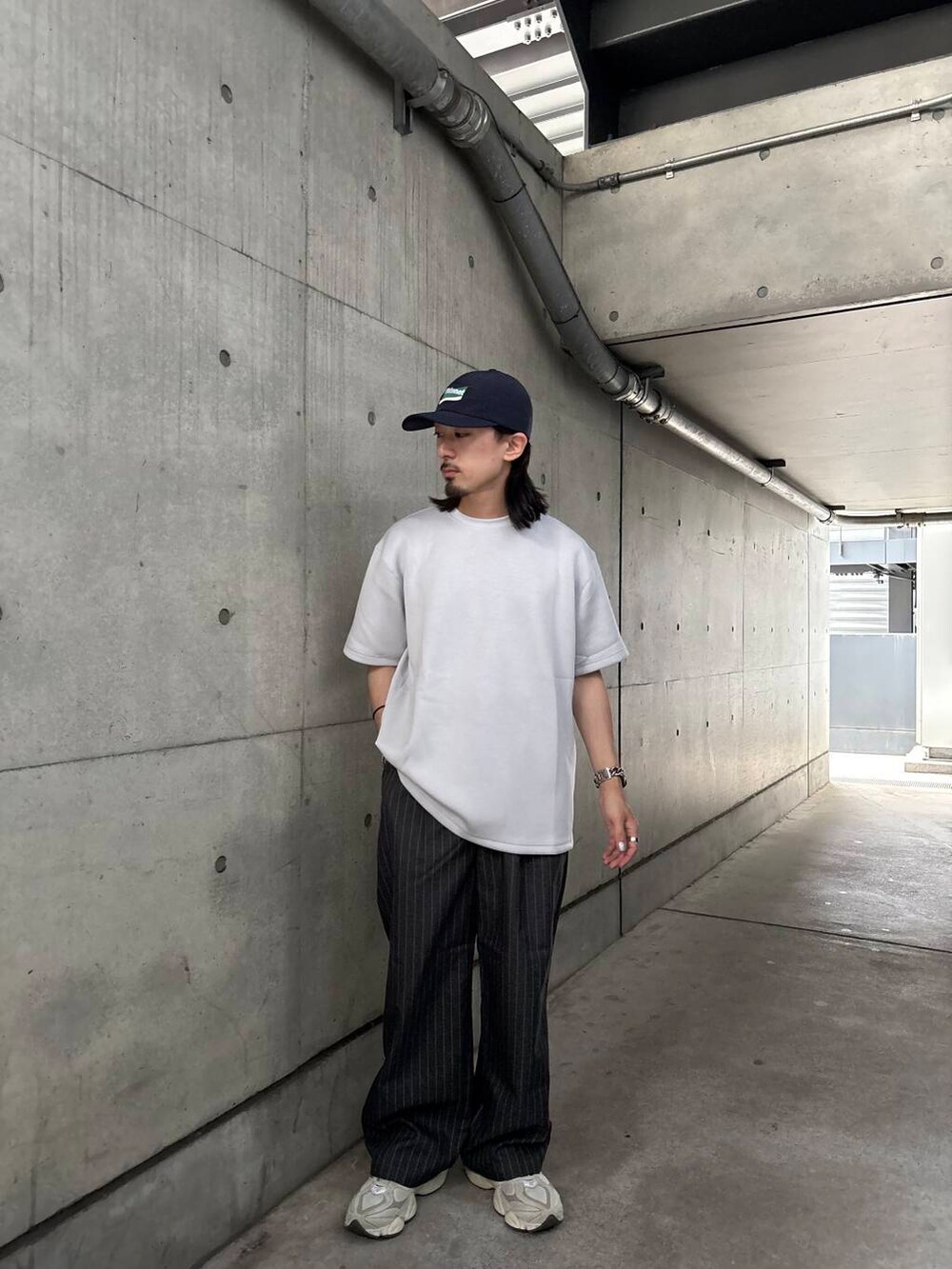 グレー系のTシャツ/カットソー、グレー系のその他パンツを着用したメンズの夏コーディネートの3枚目の写真