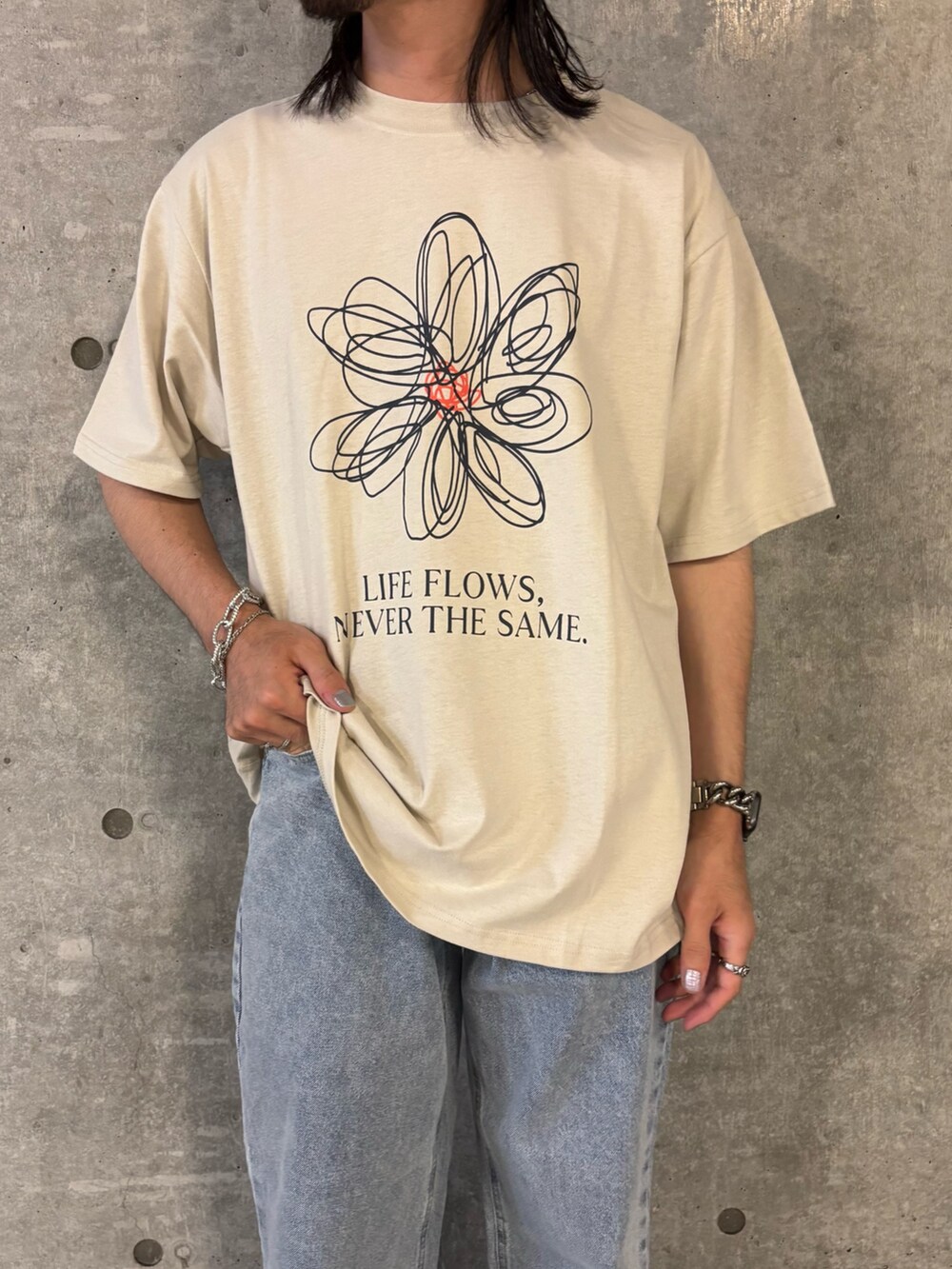 ベージュ系のTシャツ/カットソー、ブルー系のデニムパンツを着用したメンズの秋コーディネートの4枚目の写真