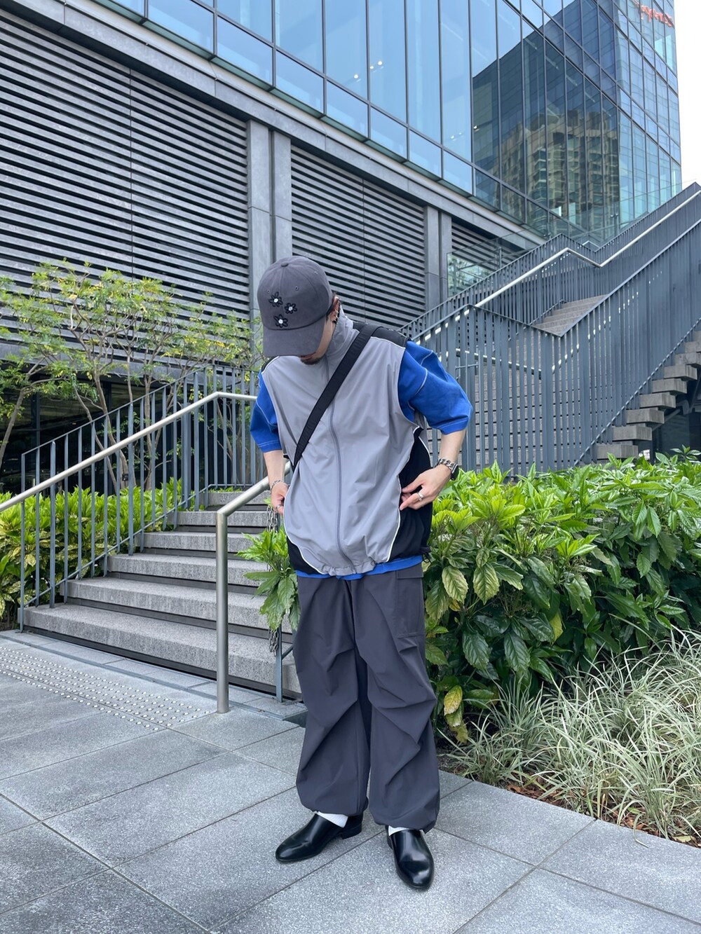 その他のその他アウター、ブルー系のTシャツ/カットソー、グレー系のその他パンツを着用したメンズの春コーディネートの2枚目の写真