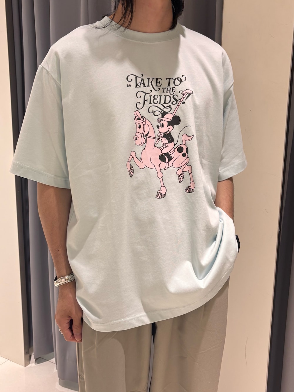 ブルー系のTシャツ/カットソー、ベージュ系のその他パンツを着用したメンズの夏コーディネートの2枚目の写真