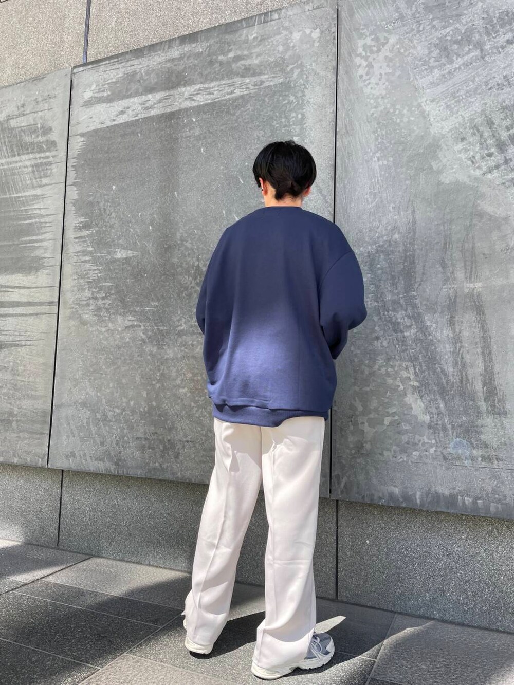 ベージュ系のその他パンツ、ブルー系のスウェットを着用したメンズの秋コーディネートの3枚目の写真