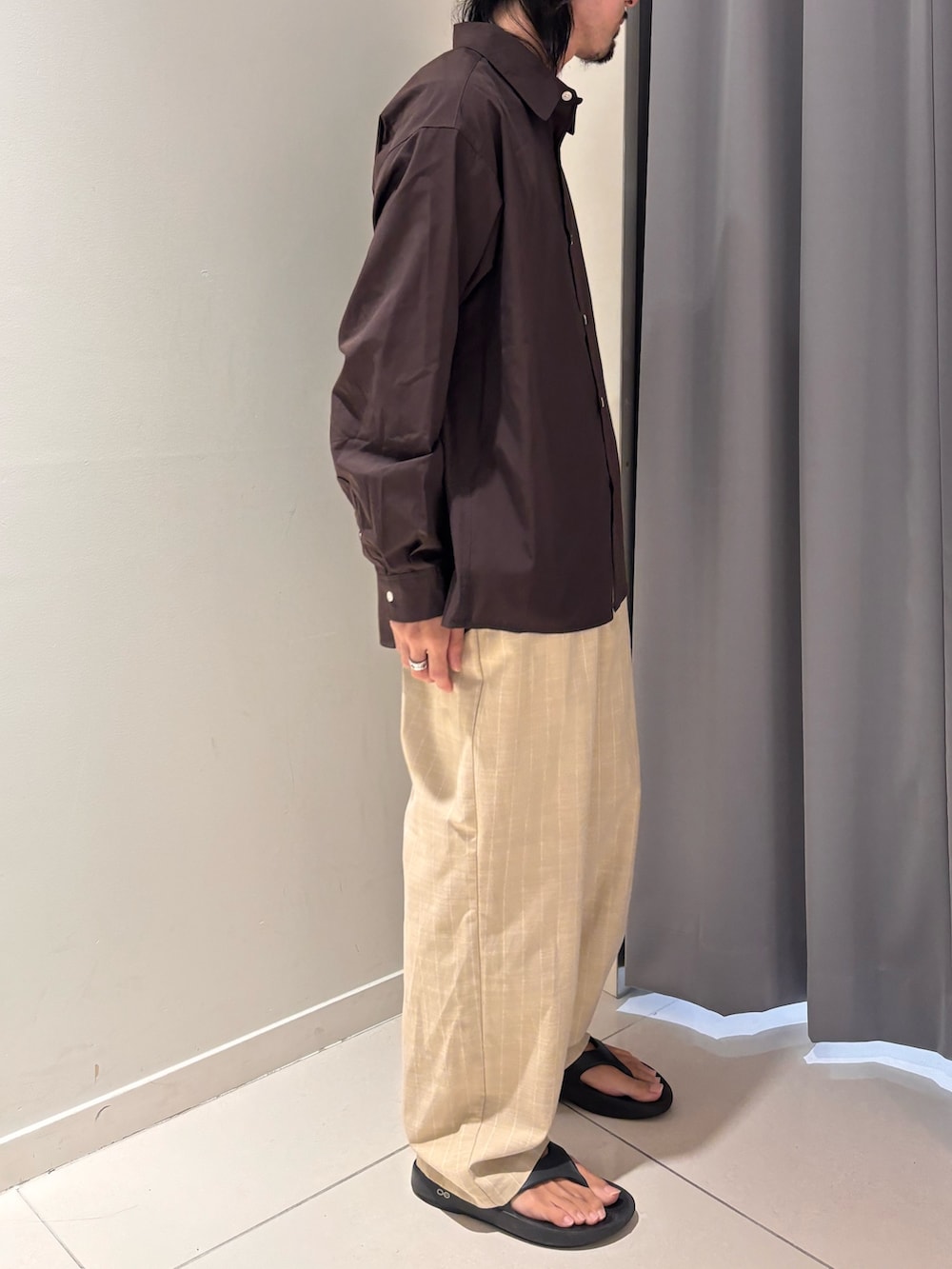 ブラウン系のシャツ/ブラウス、ベージュ系のその他パンツを着用したメンズの夏コーディネートの3枚目の写真
