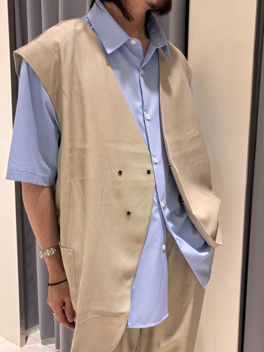 ブルー系のシャツ/ブラウス、ベージュ系のその他パンツ、ベージュ系のダウンベストを着用したメンズの夏コーディネートの2枚目の写真