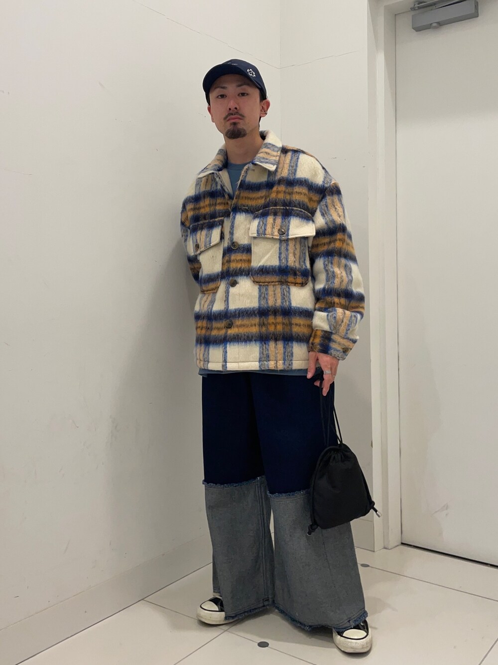 その他のブルゾン、ブルー系のデニムパンツを着用したメンズの冬コーディネートの3枚目の写真
