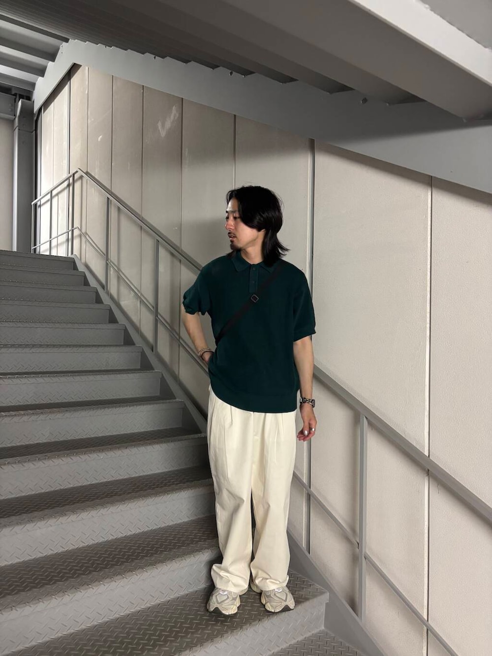 グリーン系のニット/セーター、ベージュ系のその他パンツを着用したメンズの夏コーディネートの2枚目の写真