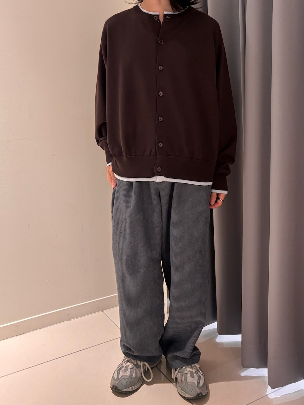 グレー系のその他パンツ、ブラウン系のカーディガン/ボレロを着用したメンズの秋コーディネートの2枚目の写真
