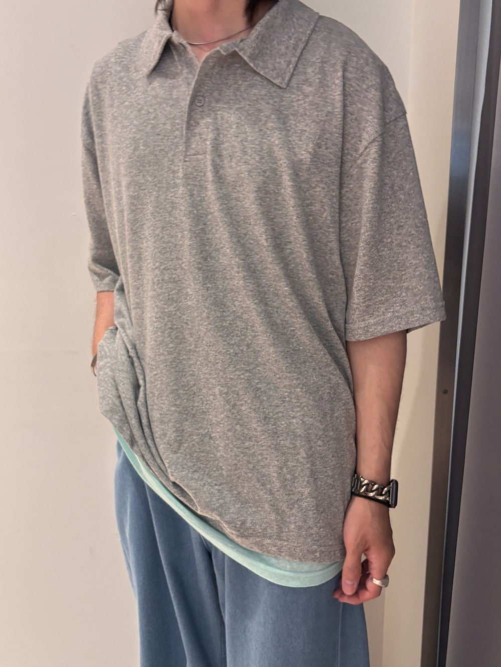 ブルー系のデニムパンツ、グレー系のポロシャツを着用したメンズの夏コーディネートの2枚目の写真