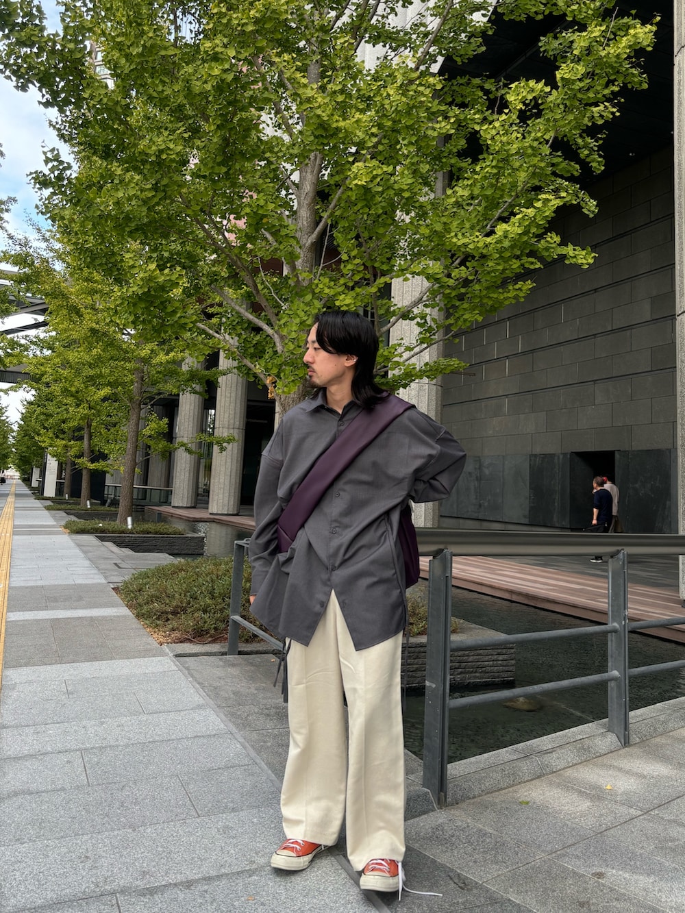 グレー系のシャツ/ブラウス、パープル系のショルダーバッグ、ホワイト系のその他パンツを着用したメンズの秋コーディネートの2枚目の写真