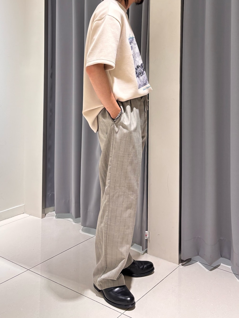 ベージュ系のTシャツ/カットソー、グレー系のその他パンツを着用したメンズの夏コーディネートの4枚目の写真