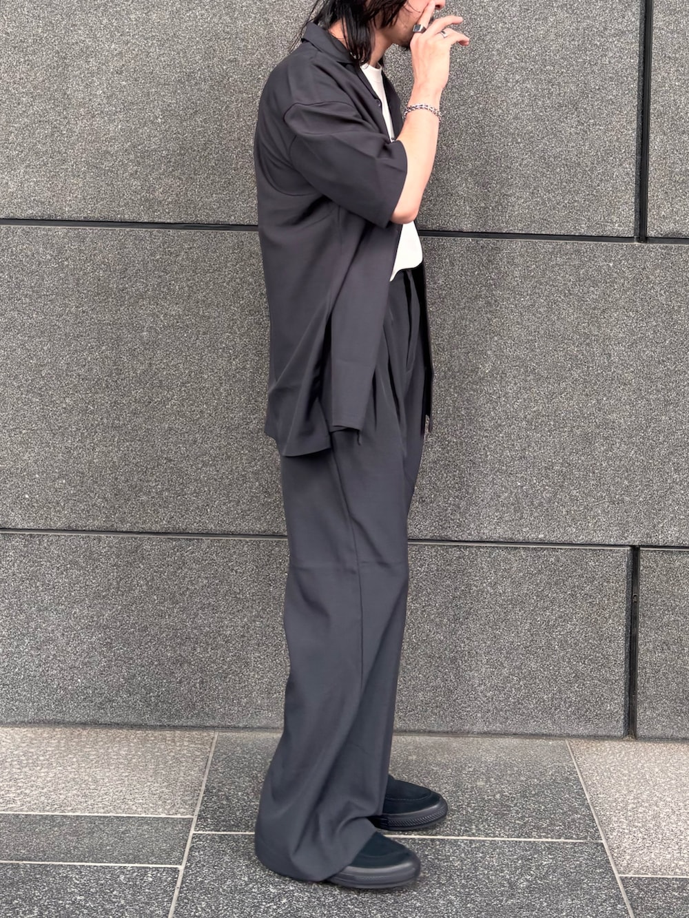 グレー系のシャツ/ブラウス、グレー系のその他パンツを着用したメンズの春コーディネートの2枚目の写真