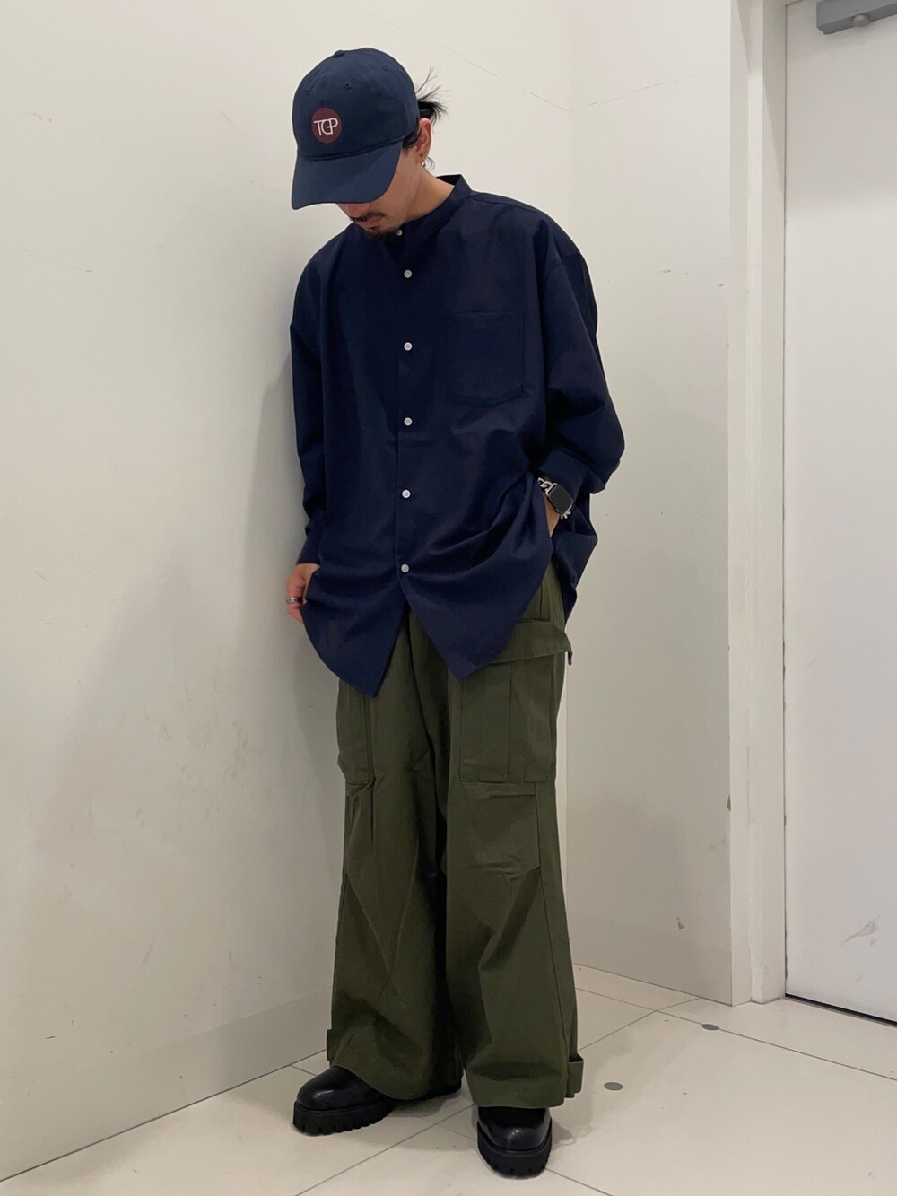 ブルー系のシャツ/ブラウス、グリーン系のその他パンツを着用したメンズの秋コーディネートの2枚目の写真