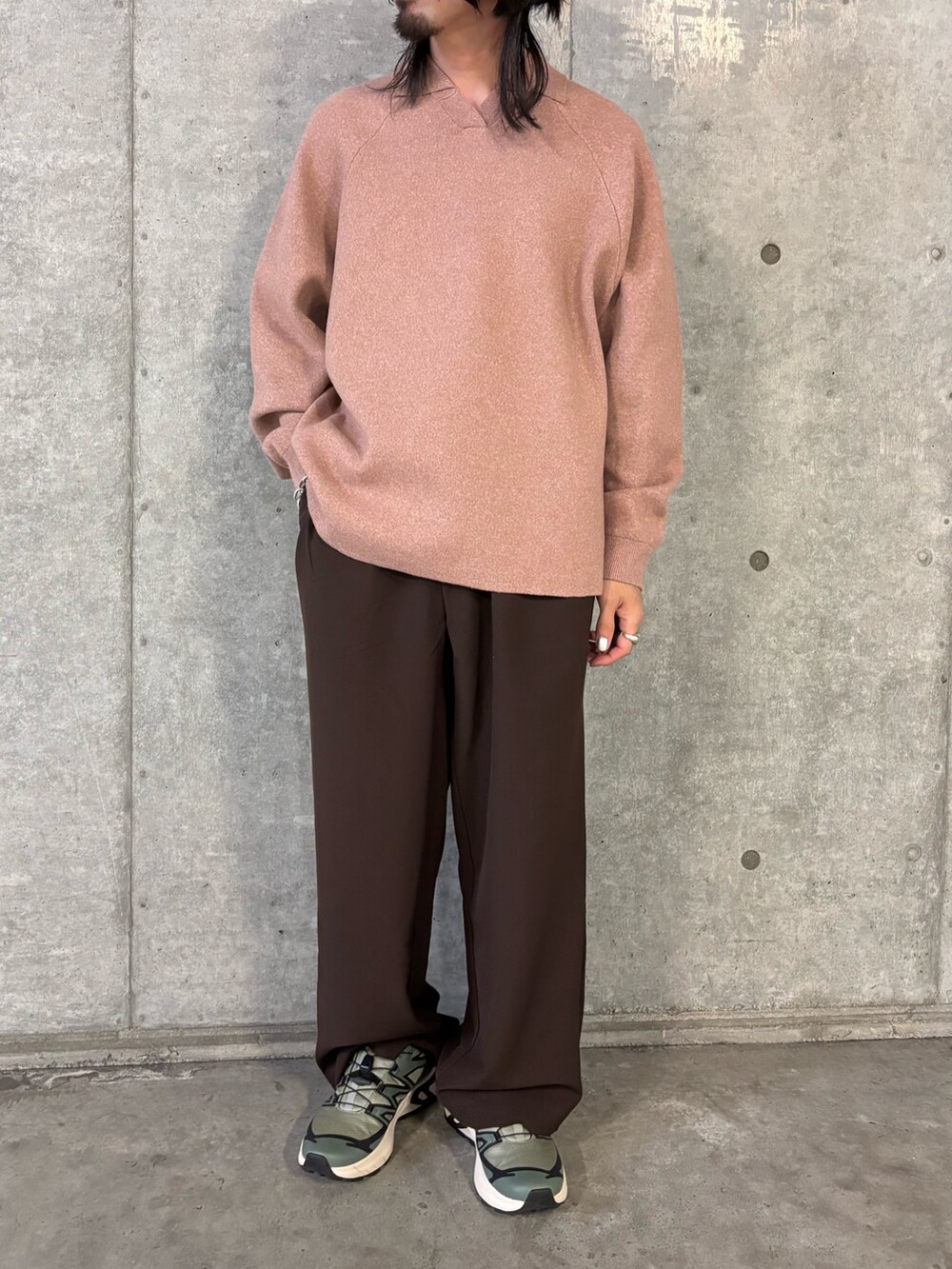 ピンク系のニット/セーター、ブラウン系のその他パンツを着用したメンズの秋コーディネートの5枚目の写真