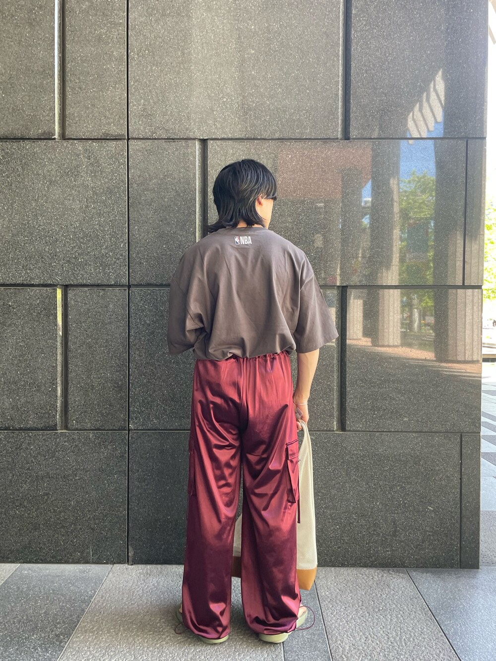 ブラック系のTシャツ/カットソー、レッド系のカーゴパンツを着用したメンズの夏コーディネートの2枚目の写真