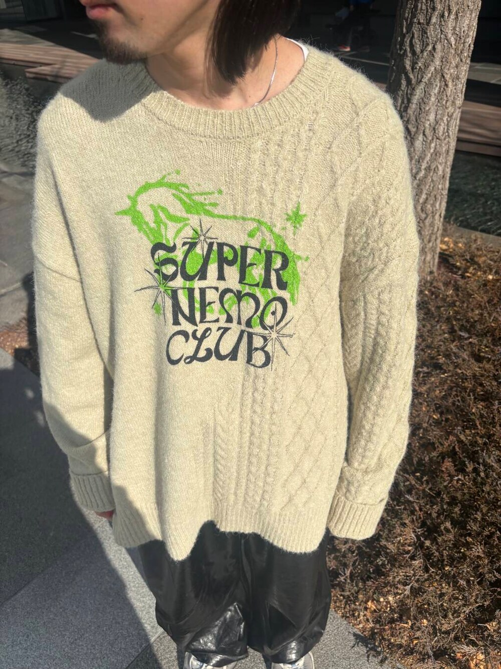 ブラック系のその他パンツ、ベージュ系のニット/セーターを着用したメンズの冬コーディネートの3枚目の写真