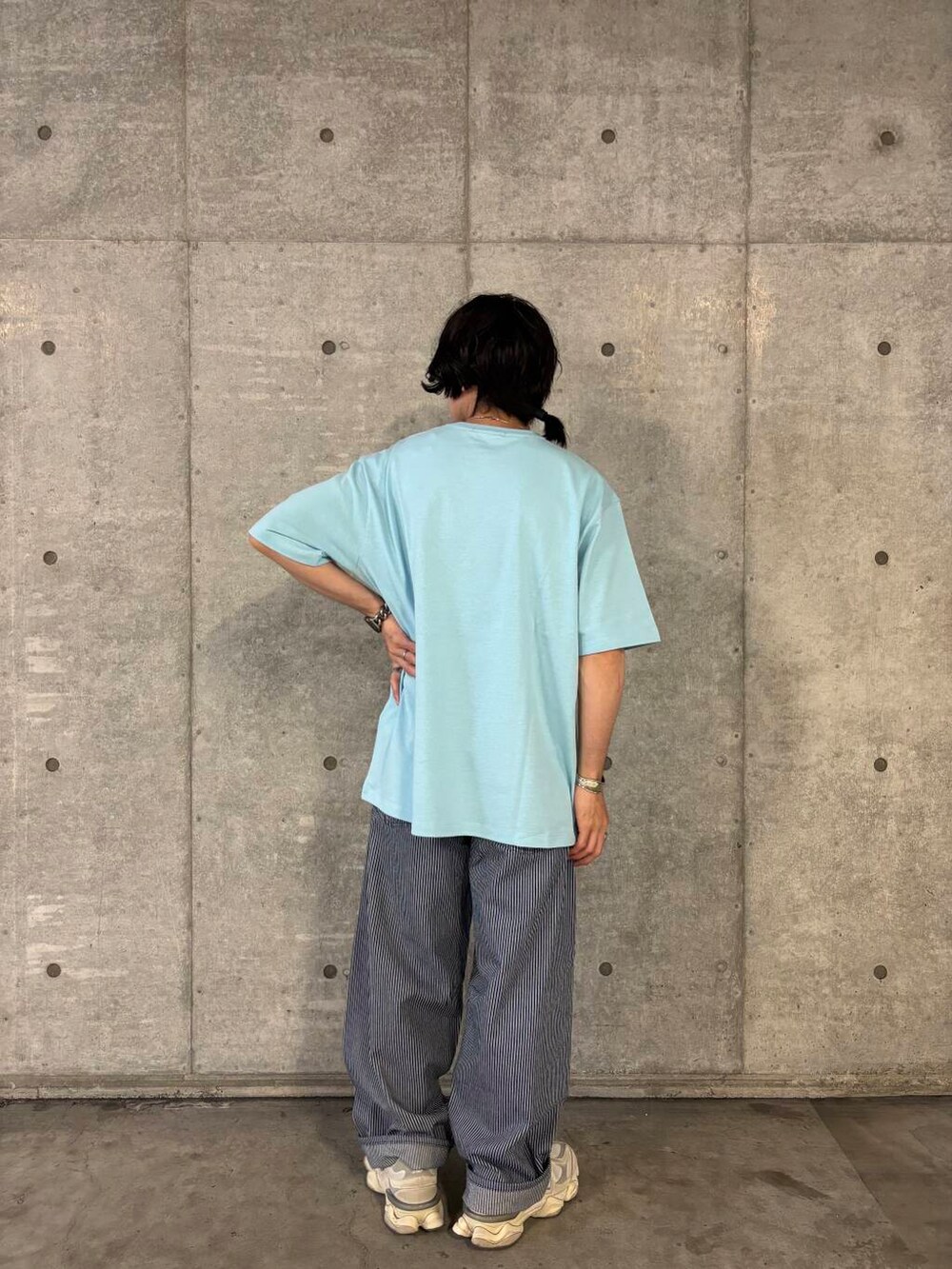 ブルー系のTシャツ/カットソー、ブルー系のその他パンツを着用したメンズの夏コーディネートの4枚目の写真