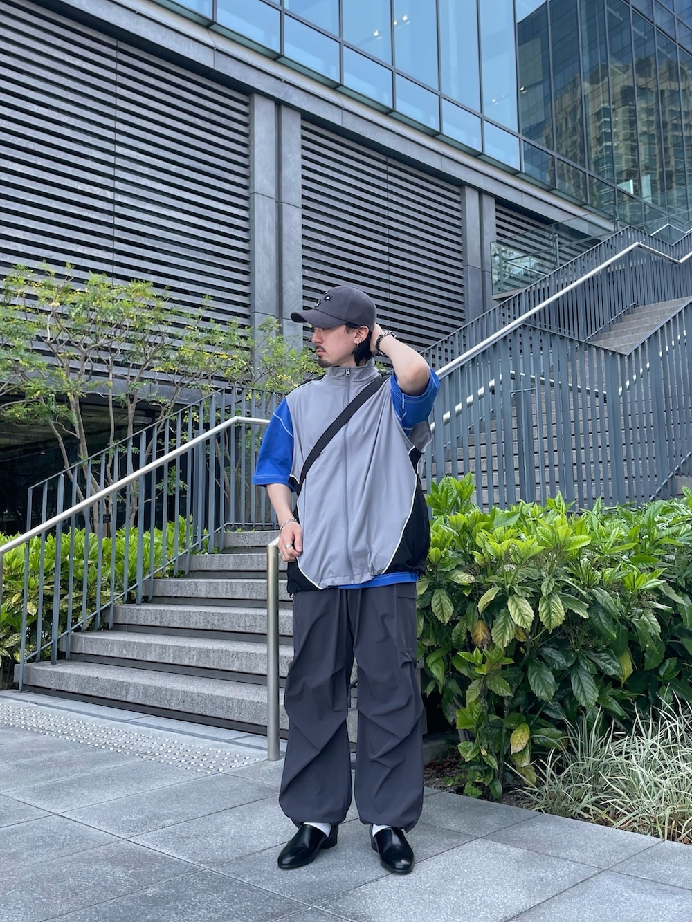 その他のその他アウター、ブルー系のTシャツ/カットソー、グレー系のその他パンツを着用したメンズの春コーディネートの3枚目の写真