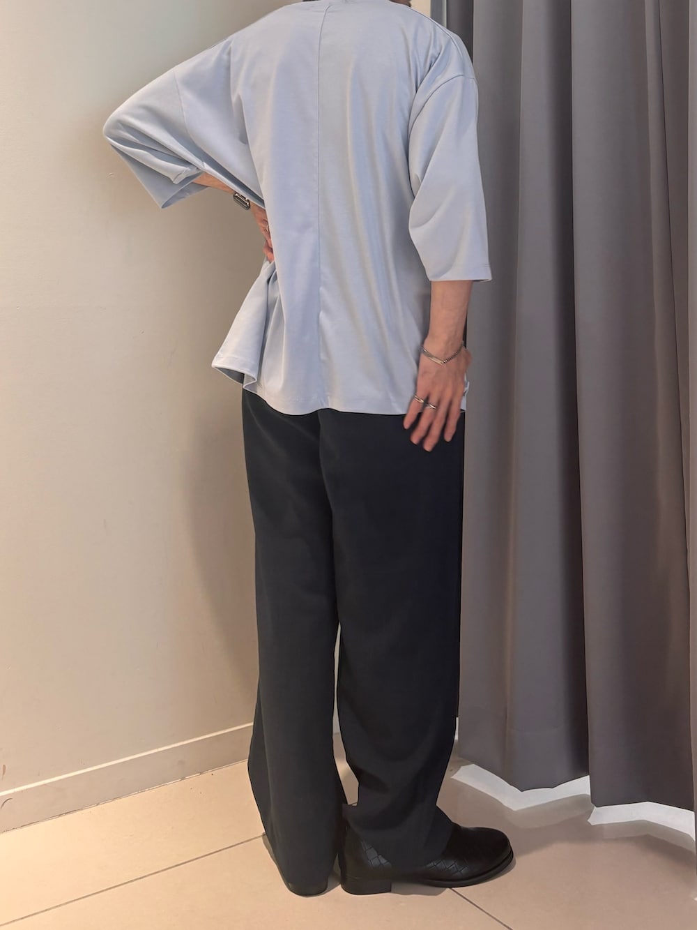 ブルー系のTシャツ/カットソー、グレー系のその他パンツを着用したメンズの春コーディネートの3枚目の写真