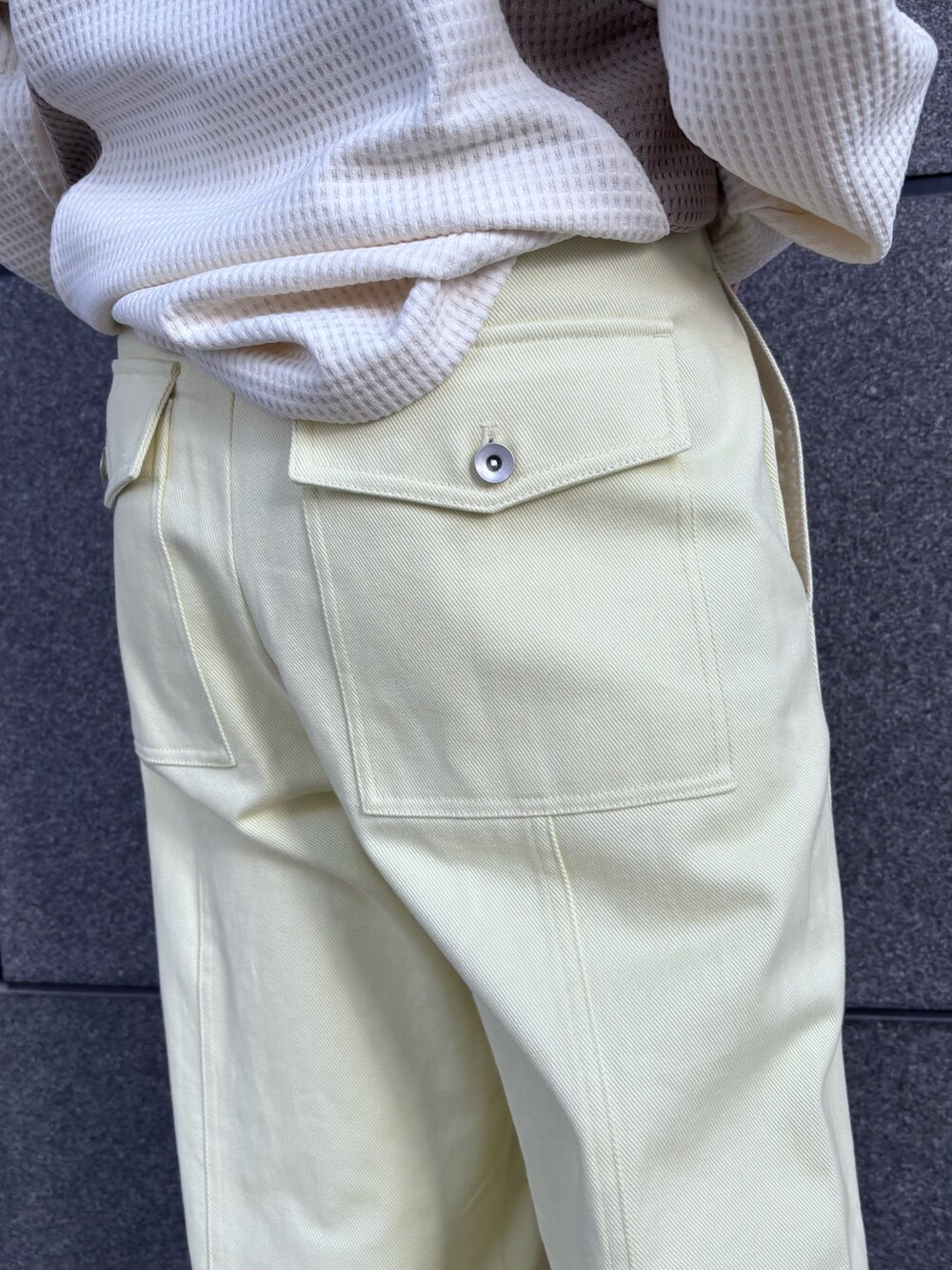 ホワイト系のTシャツ/カットソー、イエロー系のその他パンツを着用したメンズの冬コーディネートの4枚目の写真